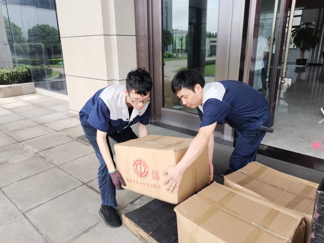 “夏日送清涼”，通力向生產(chǎn)一線員工分發(fā)市總工會夏日慰問品